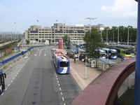 905683 Overzicht van het Stadsbusstation-noord, vanaf het Stationsplateau, met op de achtergrond het Smakkelaarsveld en ...